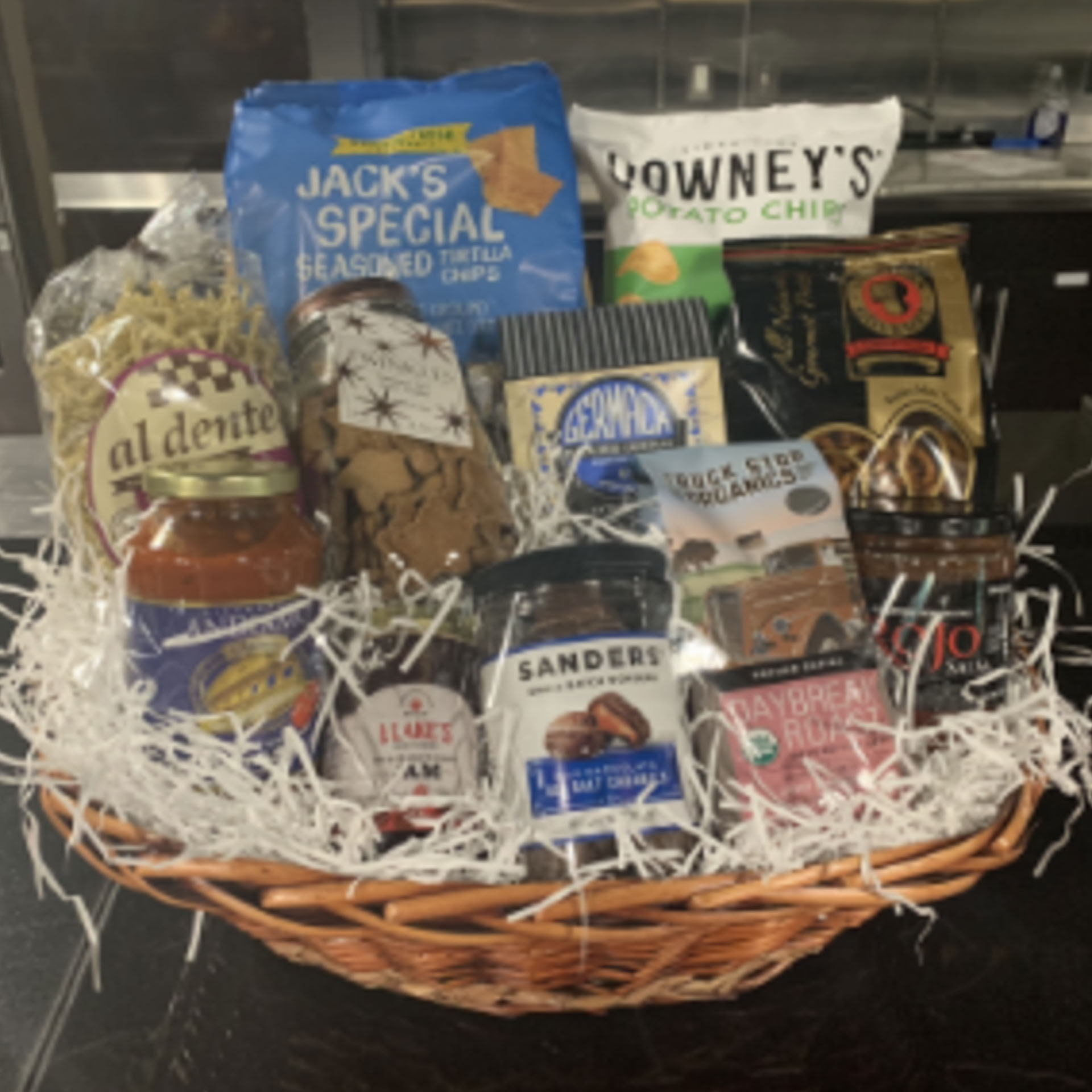 Holiday Market Royal Oak Large Gift Basket with Down Chips